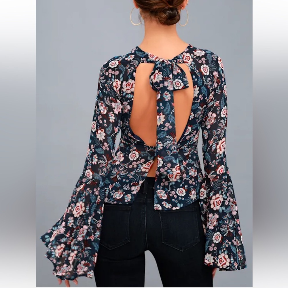 Lulu’s Odine‎ Navy Blue Floral Print Long Fishtail Sleeve Top. Size XL.